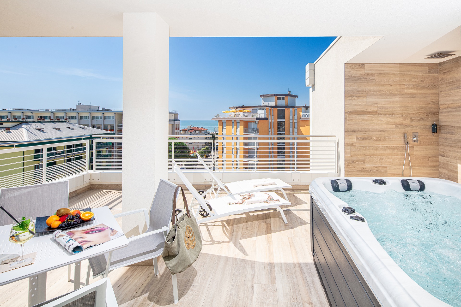 Rooms & Suites 293 Life 053 CORR